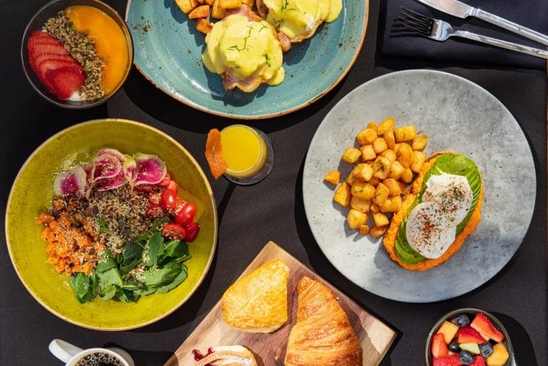 10+ Best Restaurants Near CN Tower (Toronto, Ontario) 