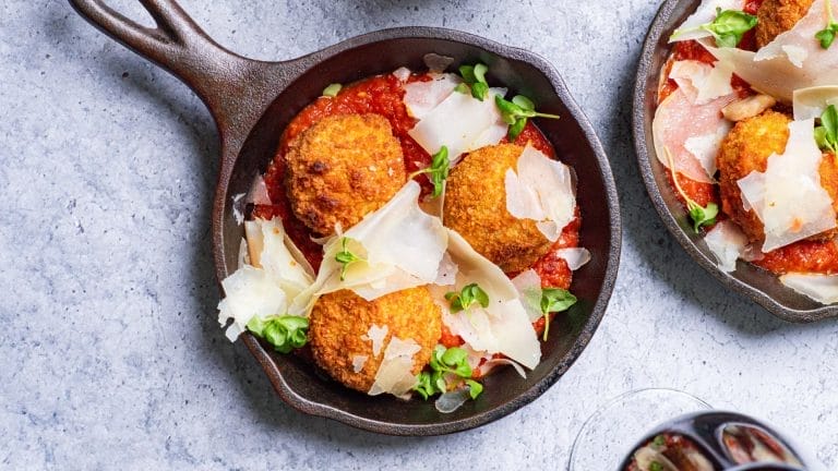 10+ Best Restaurants Near Ripley’s Aquarium of Canada (Toronto) 