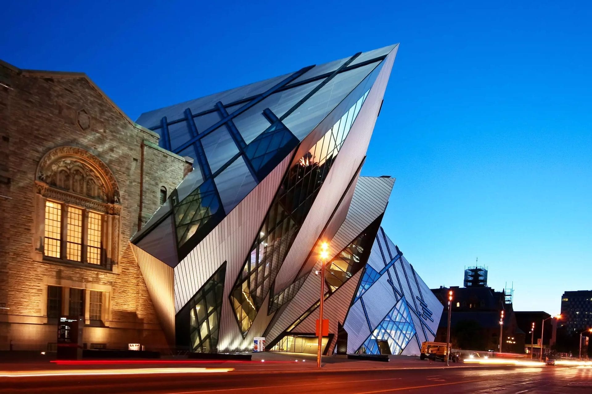 Toronto, Tourism, Travel, ROM, hotspots, Visiting, things to do in Toronto, must see places in Toronto