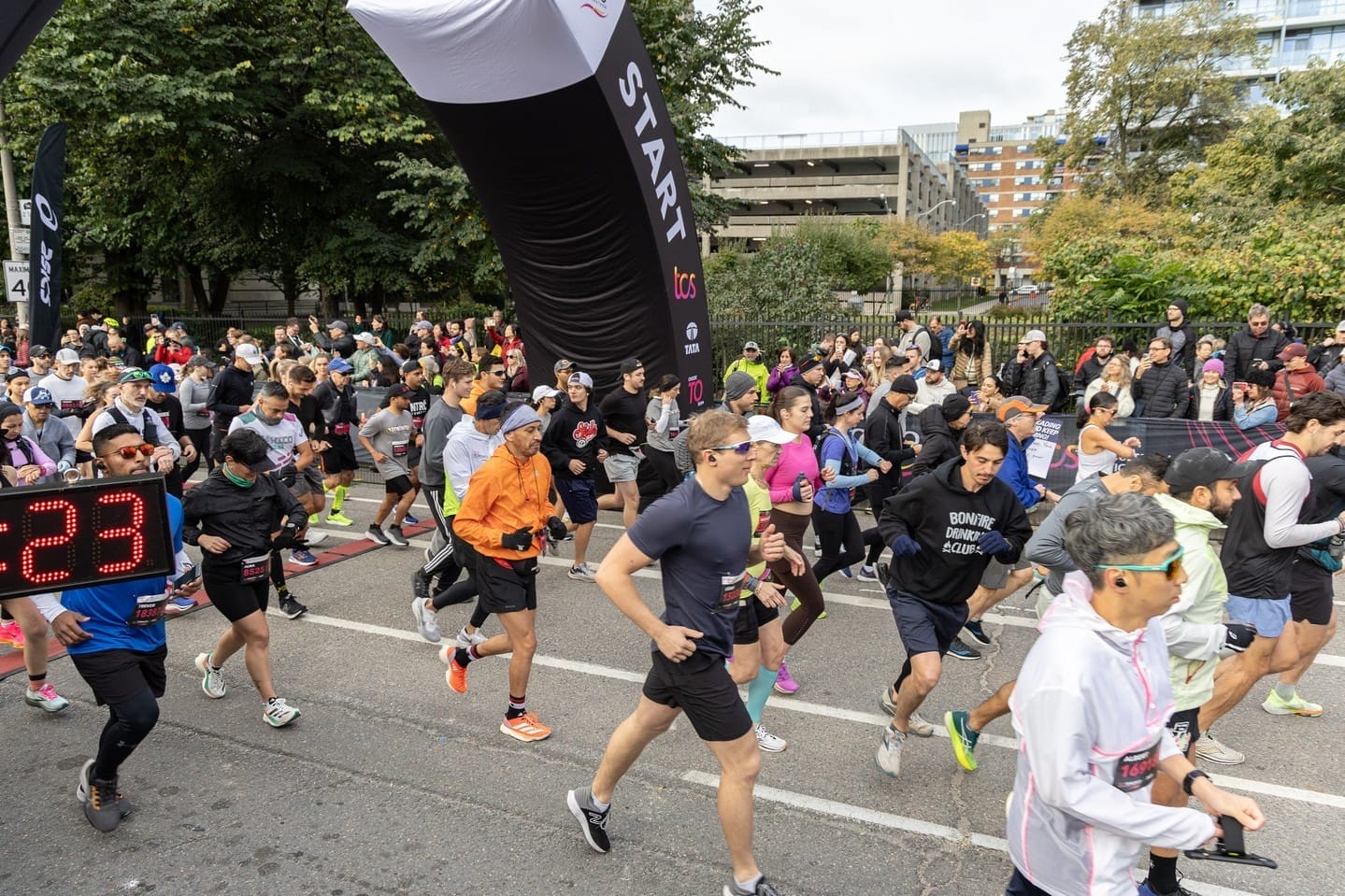 How to Watch the 2024 Toronto Waterfront Marathon: Guide for Spectators