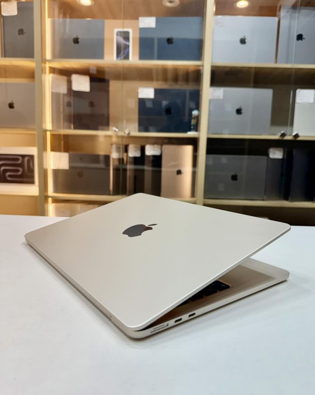 Apple 15.3" MacBook Air M3 Starlight