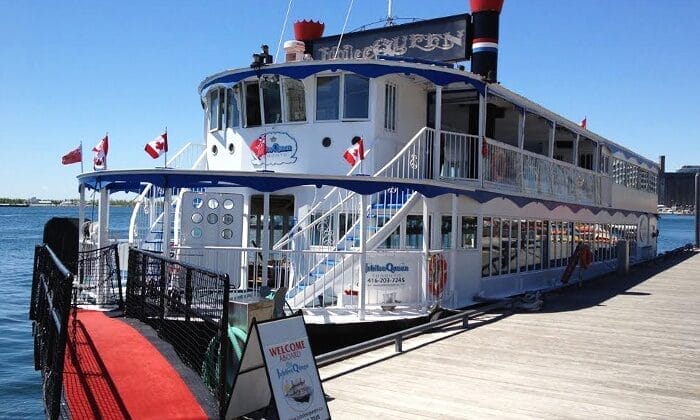 the cruise waiting at the deck